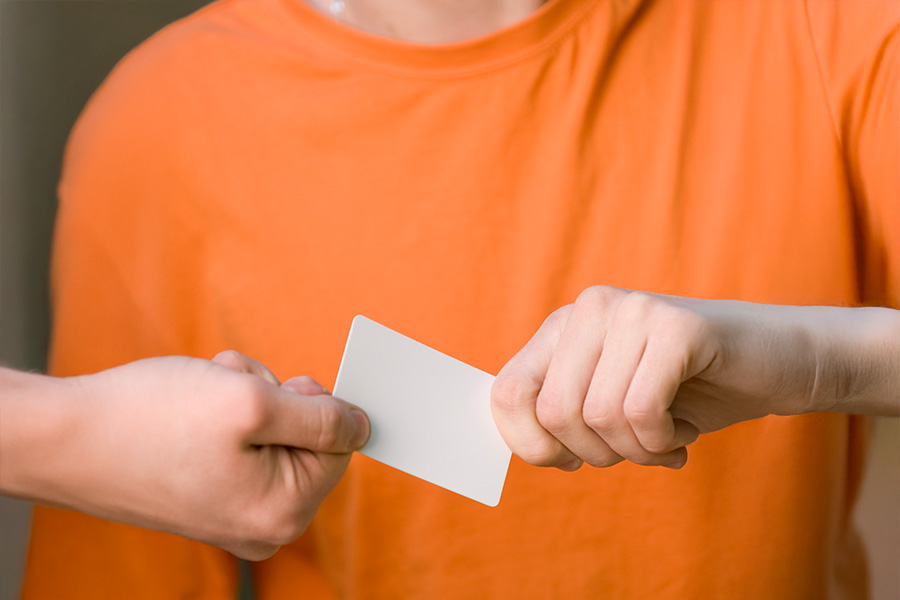 alguien presentando su tarjeta de discapacidad a otra persona