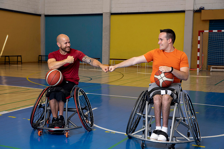 dos personas saludando antes de jugar al baloncesto un deporte adaptado