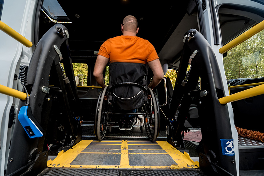 Una persona subiendo a un transporte público en silla de ruedas así se vive la accesibilidad en España