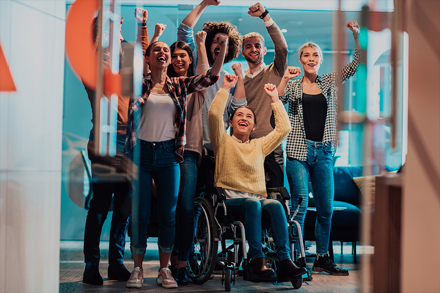 Personas diversas unidas en un espacio comunitario, representando la diversidad funcional, la inclusión real y el respeto a los derechos de las personas con discapacidad.